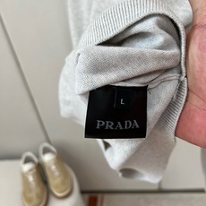 Prad普拉达、2026秋冬新品经典翻领针织衫。 这件撞色针织衫一挂出来就忍不住想占为己有! 轻商务休闲风拿捏得刚刚好, Prad普拉达、2026秋冬新品经典翻领针织衫。 这件撞色针织衫一挂出来就忍不住想占为己有! 轻商务休闲风拿捏得刚刚好,