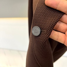 Brunello Cucinelli-BC、2026秋冬新品意式针织西服。 终于找到不用熨烫却像定制西装的“懒人战袍”! Brunello Cucinelli-BC、2026秋冬新品意式针织西服。 终于找到不用熨烫却像定制西装的“懒人战袍”!