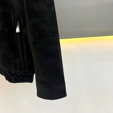 Brunello Cucinelli-BC、2026秋冬新品翻领麂皮夹克外套。 一眼沦陷的雾蓝色调,秋冬高级感直接拉满! Brunello Cucinelli-BC、2026秋冬新品翻领麂皮夹克外套。 一眼沦陷的雾蓝色调,秋冬高级感直接拉满!