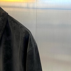 Brunello Cucinelli-BC、2026秋冬新品翻领麂皮夹克外套。 一眼沦陷的雾蓝色调,秋冬高级感直接拉满! Brunello Cucinelli-BC、2026秋冬新品翻领麂皮夹克外套。 一眼沦陷的雾蓝色调,秋冬高级感直接拉满!
