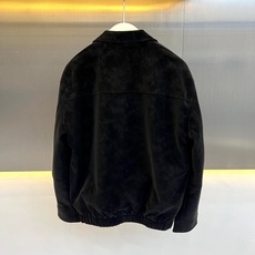 Brunello Cucinelli-BC、2026秋冬新品翻领麂皮夹克外套。 一眼沦陷的雾蓝色调,秋冬高级感直接拉满! Brunello Cucinelli-BC、2026秋冬新品翻领麂皮夹克外套。 一眼沦陷的雾蓝色调,秋冬高级感直接拉满!