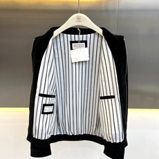 Brunello Cucinelli-BC、2026秋冬新品翻领麂皮夹克外套。 一眼沦陷的雾蓝色调,秋冬高级感直接拉满! Brunello Cucinelli-BC、2026秋冬新品翻领麂皮夹克外套。 一眼沦陷的雾蓝色调,秋冬高级感直接拉满!