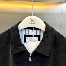 Brunello Cucinelli-BC、2026秋冬新品翻领麂皮夹克外套。 一眼沦陷的雾蓝色调,秋冬高级感直接拉满! Brunello Cucinelli-BC、2026秋冬新品翻领麂皮夹克外套。 一眼沦陷的雾蓝色调,秋冬高级感直接拉满!