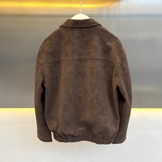 Brunello Cucinelli-BC、2026秋冬新品翻领麂皮夹克外套。 一眼沦陷的雾蓝色调,秋冬高级感直接拉满! Brunello Cucinelli-BC、2026秋冬新品翻领麂皮夹克外套。 一眼沦陷的雾蓝色调,秋冬高级感直接拉满!