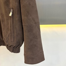Brunello Cucinelli-BC、2026秋冬新品翻领麂皮夹克外套。 一眼沦陷的雾蓝色调,秋冬高级感直接拉满! Brunello Cucinelli-BC、2026秋冬新品翻领麂皮夹克外套。 一眼沦陷的雾蓝色调,秋冬高级感直接拉满!