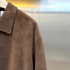 Brunello Cucinelli-BC、2026秋冬新品翻领麂皮夹克外套。 一眼沦陷的雾蓝色调,秋冬高级感直接拉满! Brunello Cucinelli-BC、2026秋冬新品翻领麂皮夹克外套。 一眼沦陷的雾蓝色调,秋冬高级感直接拉满!