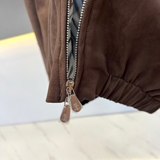 Brunello Cucinelli-BC、2026秋冬新品翻领麂皮夹克外套。 一眼沦陷的雾蓝色调,秋冬高级感直接拉满! Brunello Cucinelli-BC、2026秋冬新品翻领麂皮夹克外套。 一眼沦陷的雾蓝色调,秋冬高级感直接拉满!