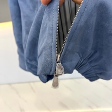 Brunello Cucinelli-BC、2026秋冬新品翻领麂皮夹克外套。 一眼沦陷的雾蓝色调,秋冬高级感直接拉满! Brunello Cucinelli-BC、2026秋冬新品翻领麂皮夹克外套。 一眼沦陷的雾蓝色调,秋冬高级感直接拉满!