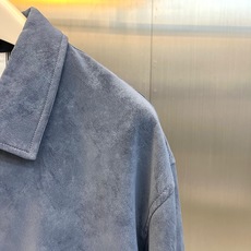 Brunello Cucinelli-BC、2026秋冬新品翻领麂皮夹克外套。 一眼沦陷的雾蓝色调,秋冬高级感直接拉满! Brunello Cucinelli-BC、2026秋冬新品翻领麂皮夹克外套。 一眼沦陷的雾蓝色调,秋冬高级感直接拉满!