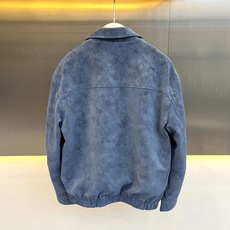 Brunello Cucinelli-BC、2026秋冬新品翻领麂皮夹克外套。 一眼沦陷的雾蓝色调,秋冬高级感直接拉满! Brunello Cucinelli-BC、2026秋冬新品翻领麂皮夹克外套。 一眼沦陷的雾蓝色调,秋冬高级感直接拉满!