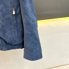 Brunello Cucinelli-BC、2026秋冬新品翻领麂皮夹克外套。 一眼沦陷的雾蓝色调,秋冬高级感直接拉满! Brunello Cucinelli-BC、2026秋冬新品翻领麂皮夹克外套。 一眼沦陷的雾蓝色调,秋冬高级感直接拉满!