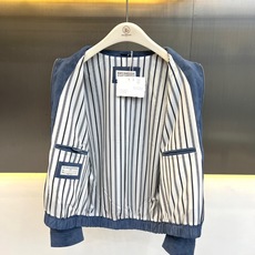 Brunello Cucinelli-BC、2026秋冬新品翻领麂皮夹克外套。 一眼沦陷的雾蓝色调,秋冬高级感直接拉满! Brunello Cucinelli-BC、2026秋冬新品翻领麂皮夹克外套。 一眼沦陷的雾蓝色调,秋冬高级感直接拉满!