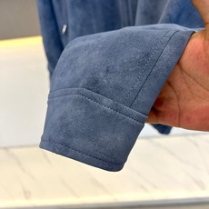 Brunello Cucinelli-BC、2026秋冬新品翻领麂皮夹克外套。 一眼沦陷的雾蓝色调,秋冬高级感直接拉满! Brunello Cucinelli-BC、2026秋冬新品翻领麂皮夹克外套。 一眼沦陷的雾蓝色调,秋冬高级感直接拉满!