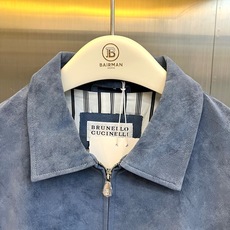 Brunello Cucinelli-BC、2026秋冬新品翻领麂皮夹克外套。 一眼沦陷的雾蓝色调,秋冬高级感直接拉满! Brunello Cucinelli-BC、2026秋冬新品翻领麂皮夹克外套。 一眼沦陷的雾蓝色调,秋冬高级感直接拉满!