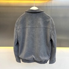 Brunello Cucinelli-BC、2026秋冬新品翻领麂皮夹克外套。 一眼沦陷的雾蓝色调,秋冬高级感直接拉满! Brunello Cucinelli-BC、2026秋冬新品翻领麂皮夹克外套。 一眼沦陷的雾蓝色调,秋冬高级感直接拉满!