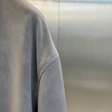 Brunello Cucinelli-BC、2026秋冬新品翻领麂皮夹克外套。 一眼沦陷的雾蓝色调,秋冬高级感直接拉满! Brunello Cucinelli-BC、2026秋冬新品翻领麂皮夹克外套。 一眼沦陷的雾蓝色调,秋冬高级感直接拉满!