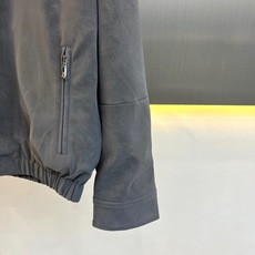 Brunello Cucinelli-BC、2026秋冬新品翻领麂皮夹克外套。 一眼沦陷的雾蓝色调,秋冬高级感直接拉满! Brunello Cucinelli-BC、2026秋冬新品翻领麂皮夹克外套。 一眼沦陷的雾蓝色调,秋冬高级感直接拉满!