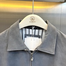 Brunello Cucinelli-BC、2026秋冬新品翻领麂皮夹克外套。 一眼沦陷的雾蓝色调,秋冬高级感直接拉满! Brunello Cucinelli-BC、2026秋冬新品翻领麂皮夹克外套。 一眼沦陷的雾蓝色调,秋冬高级感直接拉满!