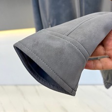 Brunello Cucinelli-BC、2026秋冬新品翻领麂皮夹克外套。 一眼沦陷的雾蓝色调,秋冬高级感直接拉满! Brunello Cucinelli-BC、2026秋冬新品翻领麂皮夹克外套。 一眼沦陷的雾蓝色调,秋冬高级感直接拉满!