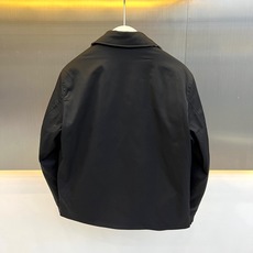 Bur巴宝莉、2026秋冬新品经典男士翻领薄棉夹克外套。 这件通勤外套,上身直接拉高气场! 简约英伦轻商务风格,利落短款 Bur巴宝莉、2026秋冬新品经典男士翻领薄棉夹克外套。 这件通勤外套,上身直接拉高气场! 简约英伦轻商务风格,利落短款