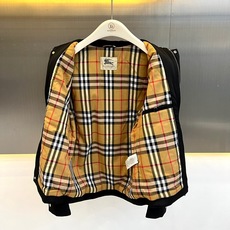 Bur巴宝莉、2026秋冬新品经典男士翻领薄棉夹克外套。 这件通勤外套,上身直接拉高气场! 简约英伦轻商务风格,利落短款 Bur巴宝莉、2026秋冬新品经典男士翻领薄棉夹克外套。 这件通勤外套,上身直接拉高气场! 简约英伦轻商务风格,利落短款