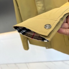 Bur巴宝莉、2026秋冬新品经典男士翻领薄棉夹克外套。 这件通勤外套,上身直接拉高气场! 简约英伦轻商务风格,利落短款 Bur巴宝莉、2026秋冬新品经典男士翻领薄棉夹克外套。 这件通勤外套,上身直接拉高气场! 简约英伦轻商务风格,利落短款