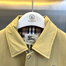 Bur巴宝莉、2026秋冬新品经典男士翻领薄棉夹克外套。 这件通勤外套,上身直接拉高气场! 简约英伦轻商务风格,利落短款 Bur巴宝莉、2026秋冬新品经典男士翻领薄棉夹克外套。 这件通勤外套,上身直接拉高气场! 简约英伦轻商务风格,利落短款