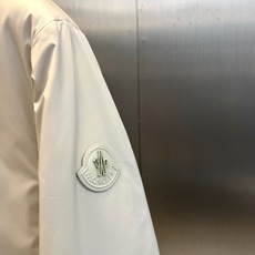 Mon蒙口、2026秋冬新品都市轻商务立领羽绒夹克外套。 早八通勤不用愁,这件夹克让你从地铁帅到会议室! 立领+利落短款 Mon蒙口、2026秋冬新品都市轻商务立领羽绒夹克外套。 早八通勤不用愁,这件夹克让你从地铁帅到会议室! 立领+利落短款