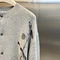 Dio迪奥、2026秋冬新品中式水墨提花针织开衫。 秋意浓的时候,这件开衫一穿,氛围感直接拉满! 新中式轻熟风,水墨枝叶 Dio迪奥、2026秋冬新品中式水墨提花针织开衫。 秋意浓的时候,这件开衫一穿,氛围感直接拉满! 新中式轻熟风,水墨枝叶
