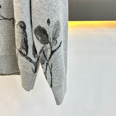 Dio迪奥、2026秋冬新品中式水墨提花针织开衫。 秋意浓的时候,这件开衫一穿,氛围感直接拉满! 新中式轻熟风,水墨枝叶 Dio迪奥、2026秋冬新品中式水墨提花针织开衫。 秋意浓的时候,这件开衫一穿,氛围感直接拉满! 新中式轻熟风,水墨枝叶