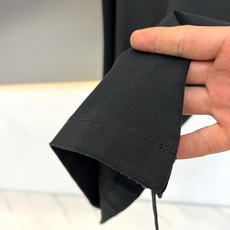 Ba巴黎世家、2026秋冬新品袖标重磅长袖T恤。 早秋这件基础款真的赢麻了!不挑人的松弛感,男生随便一套就很有腔调。 极 Ba巴黎世家、2026秋冬新品袖标重磅长袖T恤。 早秋这件基础款真的赢麻了!不挑人的松弛感,男生随便一套就很有腔调。 极