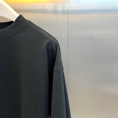 Ba巴黎世家、2026秋冬新品袖标重磅长袖T恤。 早秋这件基础款真的赢麻了!不挑人的松弛感,男生随便一套就很有腔调。 极 Ba巴黎世家、2026秋冬新品袖标重磅长袖T恤。 早秋这件基础款真的赢麻了!不挑人的松弛感,男生随便一套就很有腔调。 极