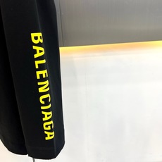 Ba巴黎世家、2026秋冬新品袖标重磅长袖T恤。 早秋这件基础款真的赢麻了!不挑人的松弛感,男生随便一套就很有腔调。 极 Ba巴黎世家、2026秋冬新品袖标重磅长袖T恤。 早秋这件基础款真的赢麻了!不挑人的松弛感,男生随便一套就很有腔调。 极