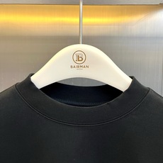 Ba巴黎世家、2026秋冬新品袖标重磅长袖T恤。 早秋这件基础款真的赢麻了!不挑人的松弛感,男生随便一套就很有腔调。 极 Ba巴黎世家、2026秋冬新品袖标重磅长袖T恤。 早秋这件基础款真的赢麻了!不挑人的松弛感,男生随便一套就很有腔调。 极