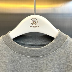 Ba巴黎世家、2026秋冬新品袖标重磅长袖T恤。 早秋这件基础款真的赢麻了!不挑人的松弛感,男生随便一套就很有腔调。 极 Ba巴黎世家、2026秋冬新品袖标重磅长袖T恤。 早秋这件基础款真的赢麻了!不挑人的松弛感,男生随便一套就很有腔调。 极