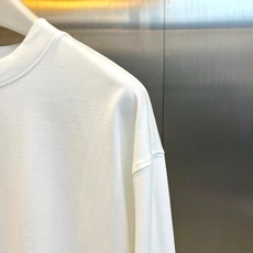 Ba巴黎世家、2026秋冬新品袖标重磅长袖T恤。 早秋这件基础款真的赢麻了!不挑人的松弛感,男生随便一套就很有腔调。 极 Ba巴黎世家、2026秋冬新品袖标重磅长袖T恤。 早秋这件基础款真的赢麻了!不挑人的松弛感,男生随便一套就很有腔调。 极