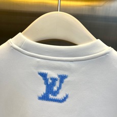 1v威登、2026秋冬新品经典字母圆领卫衣。 秋日街头最吸睛的松弛感,一件搞定! 宽松落肩版型对身材包容度极高,完美修饰 1v威登、2026秋冬新品经典字母圆领卫衣。 秋日街头最吸睛的松弛感,一件搞定! 宽松落肩版型对身材包容度极高,完美修饰