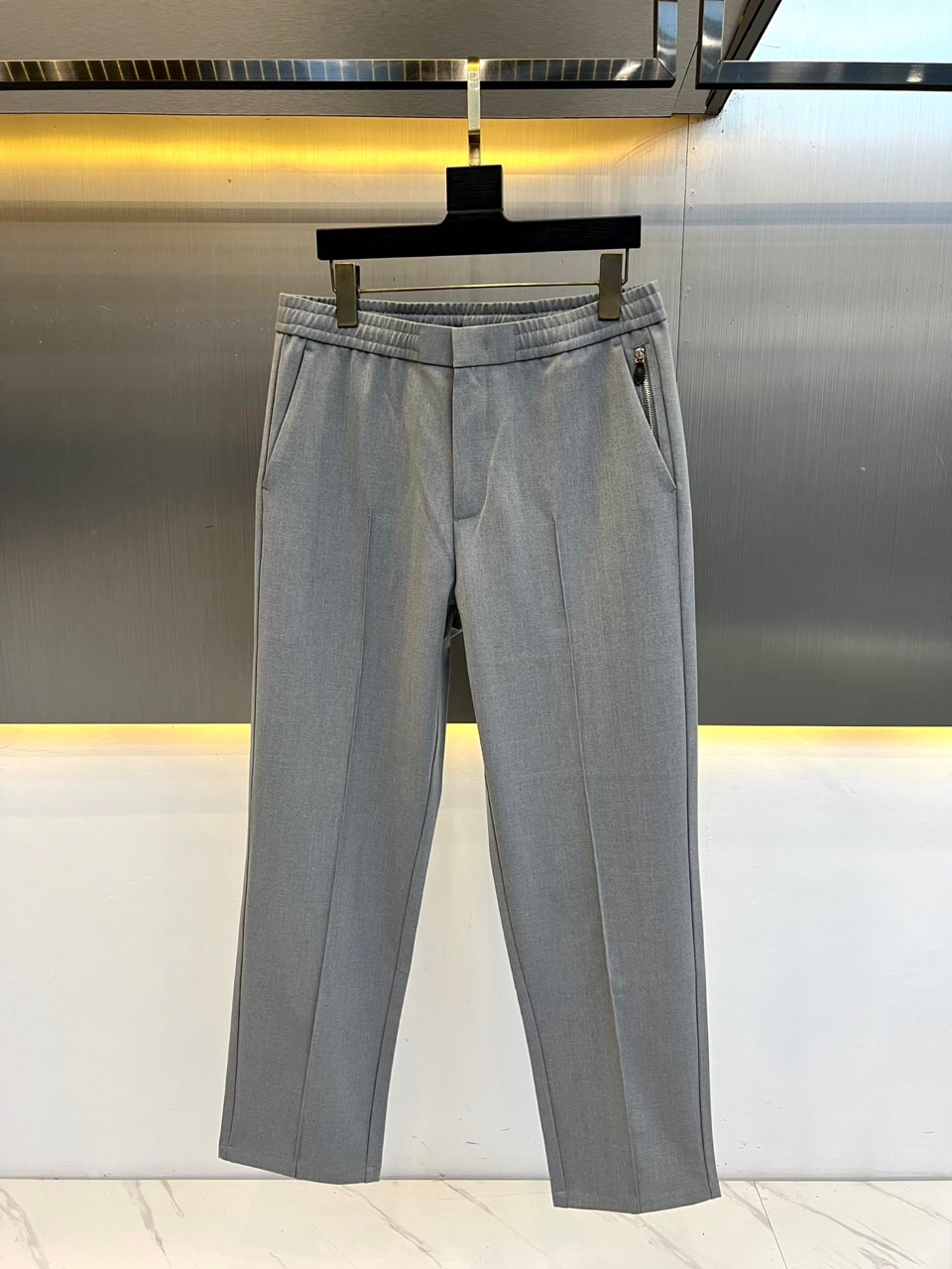 BERLUTI 布鲁提、2026秋冬新品男士松紧垂感西裤。 通勤不想被硬挺正装束缚的一定要试试这条！ 轻商务休闲风格，利