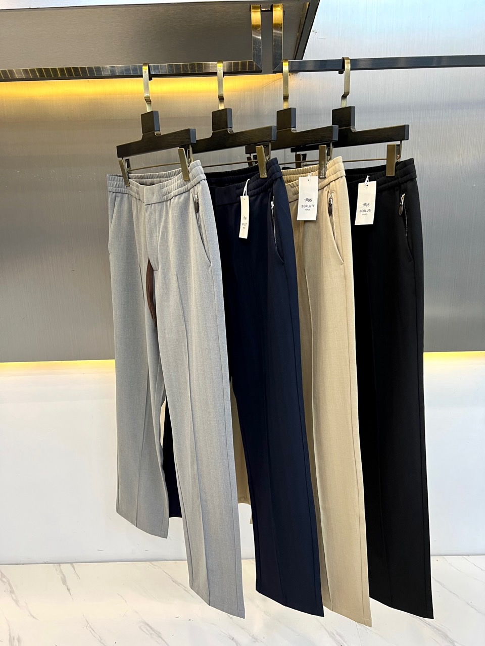 BERLUTI 布鲁提、2026秋冬新品男士松紧垂感西裤。 通勤不想被硬挺正装束缚的一定要试试这条！ 轻商务休闲风格，利