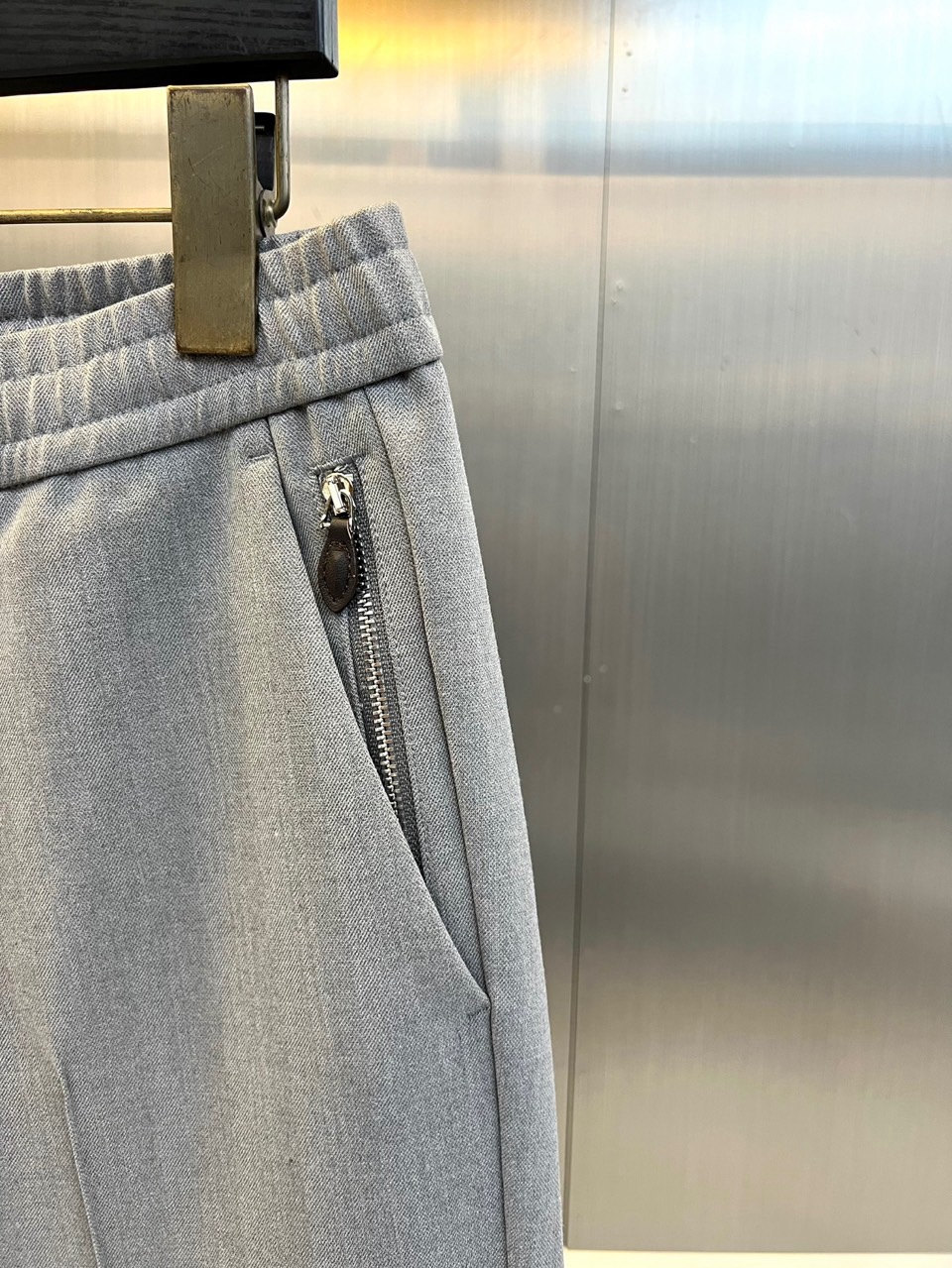 BERLUTI 布鲁提、2026秋冬新品男士松紧垂感西裤。 通勤不想被硬挺正装束缚的一定要试试这条！ 轻商务休闲风格，利
