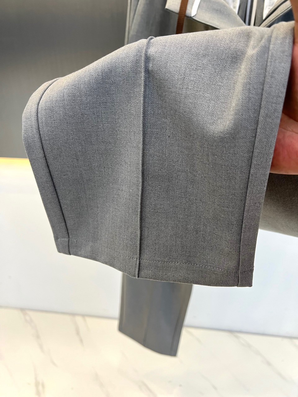 BERLUTI 布鲁提、2026秋冬新品男士松紧垂感西裤。 通勤不想被硬挺正装束缚的一定要试试这条！ 轻商务休闲风格，利