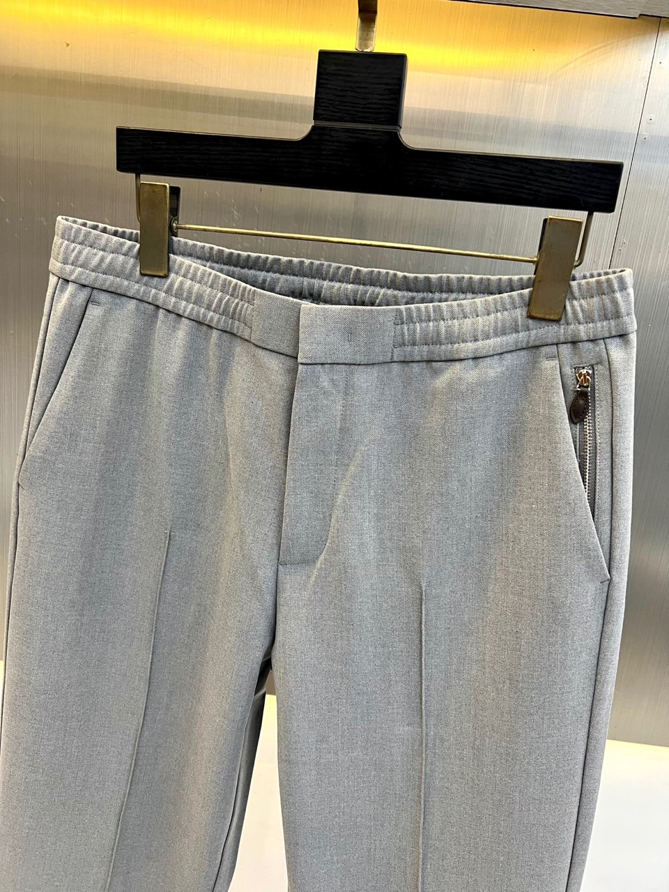 BERLUTI 布鲁提、2026秋冬新品男士松紧垂感西裤。 通勤不想被硬挺正装束缚的一定要试试这条！ 轻商务休闲风格，利