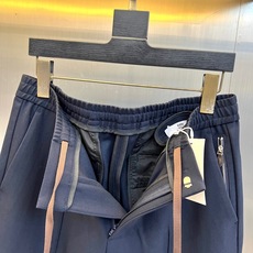 BERLUTI 布鲁提、2026秋冬新品男士松紧垂感西裤。 通勤不想被硬挺正装束缚的一定要试试这条! 轻商务休闲风格,利 BERLUTI 布鲁提、2026秋冬新品男士松紧垂感西裤。 通勤不想被硬挺正装束缚的一定要试试这条! 轻商务休闲风格,利