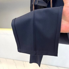 BERLUTI 布鲁提、2026秋冬新品男士松紧垂感西裤。 通勤不想被硬挺正装束缚的一定要试试这条! 轻商务休闲风格,利 BERLUTI 布鲁提、2026秋冬新品男士松紧垂感西裤。 通勤不想被硬挺正装束缚的一定要试试这条! 轻商务休闲风格,利