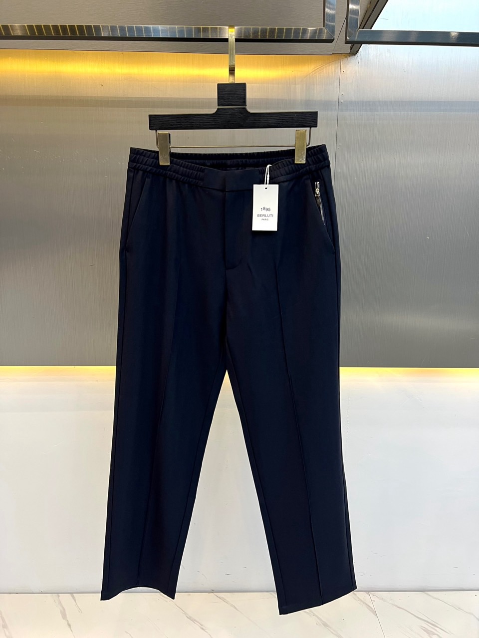 BERLUTI 布鲁提、2026秋冬新品男士松紧垂感西裤。 通勤不想被硬挺正装束缚的一定要试试这条！ 轻商务休闲风格，利