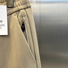 BERLUTI 布鲁提、2026秋冬新品男士松紧垂感西裤。 通勤不想被硬挺正装束缚的一定要试试这条! 轻商务休闲风格,利 BERLUTI 布鲁提、2026秋冬新品男士松紧垂感西裤。 通勤不想被硬挺正装束缚的一定要试试这条! 轻商务休闲风格,利
