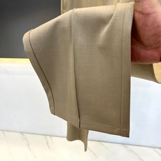 BERLUTI 布鲁提、2026秋冬新品男士松紧垂感西裤。 通勤不想被硬挺正装束缚的一定要试试这条! 轻商务休闲风格,利 BERLUTI 布鲁提、2026秋冬新品男士松紧垂感西裤。 通勤不想被硬挺正装束缚的一定要试试这条! 轻商务休闲风格,利