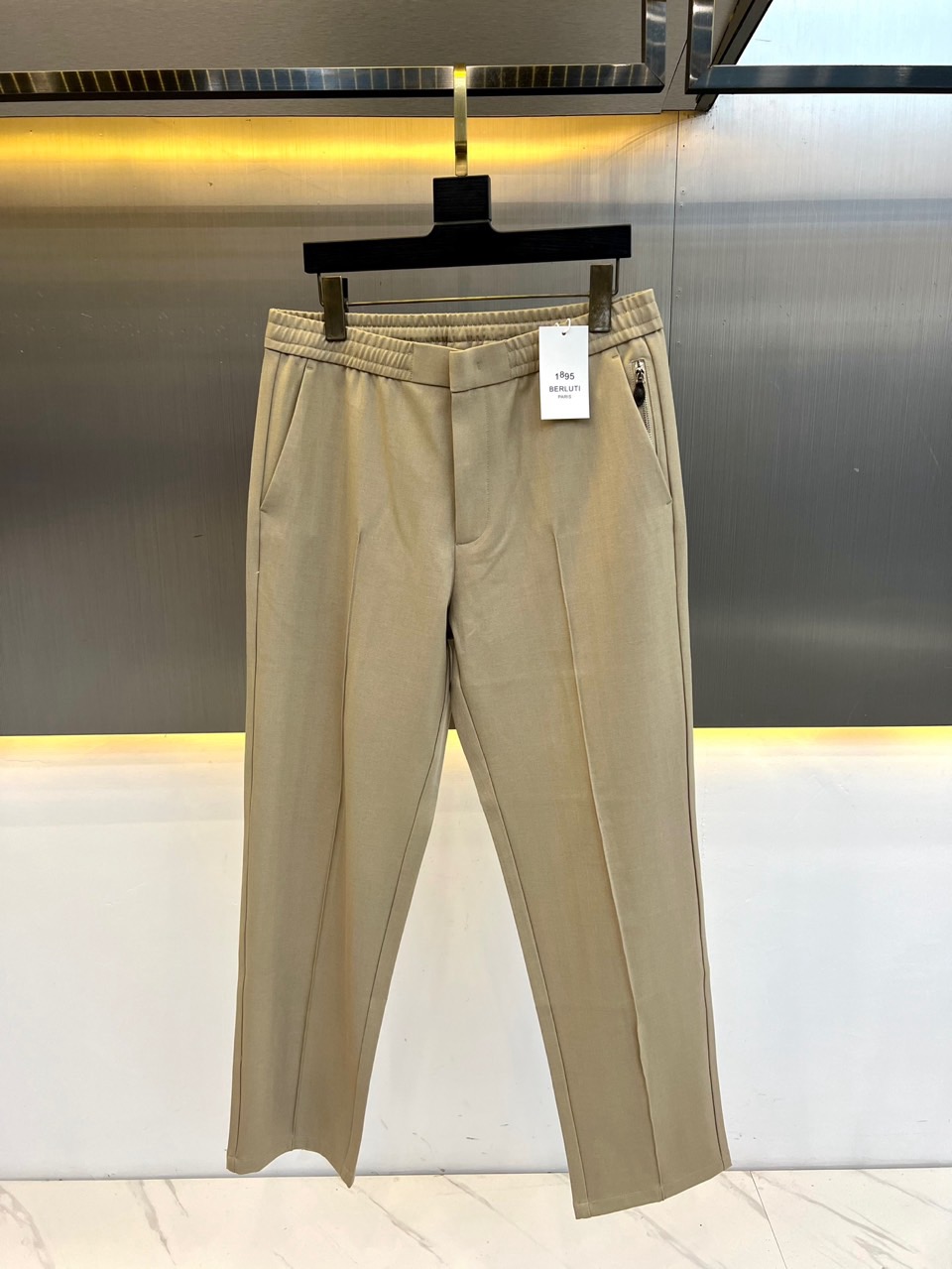 BERLUTI 布鲁提、2026秋冬新品男士松紧垂感西裤。 通勤不想被硬挺正装束缚的一定要试试这条！ 轻商务休闲风格，利
