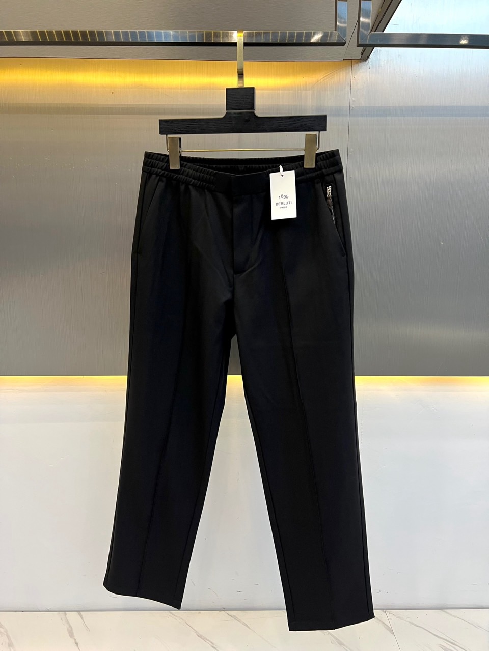 BERLUTI 布鲁提、2026秋冬新品男士松紧垂感西裤。 通勤不想被硬挺正装束缚的一定要试试这条！ 轻商务休闲风格，利