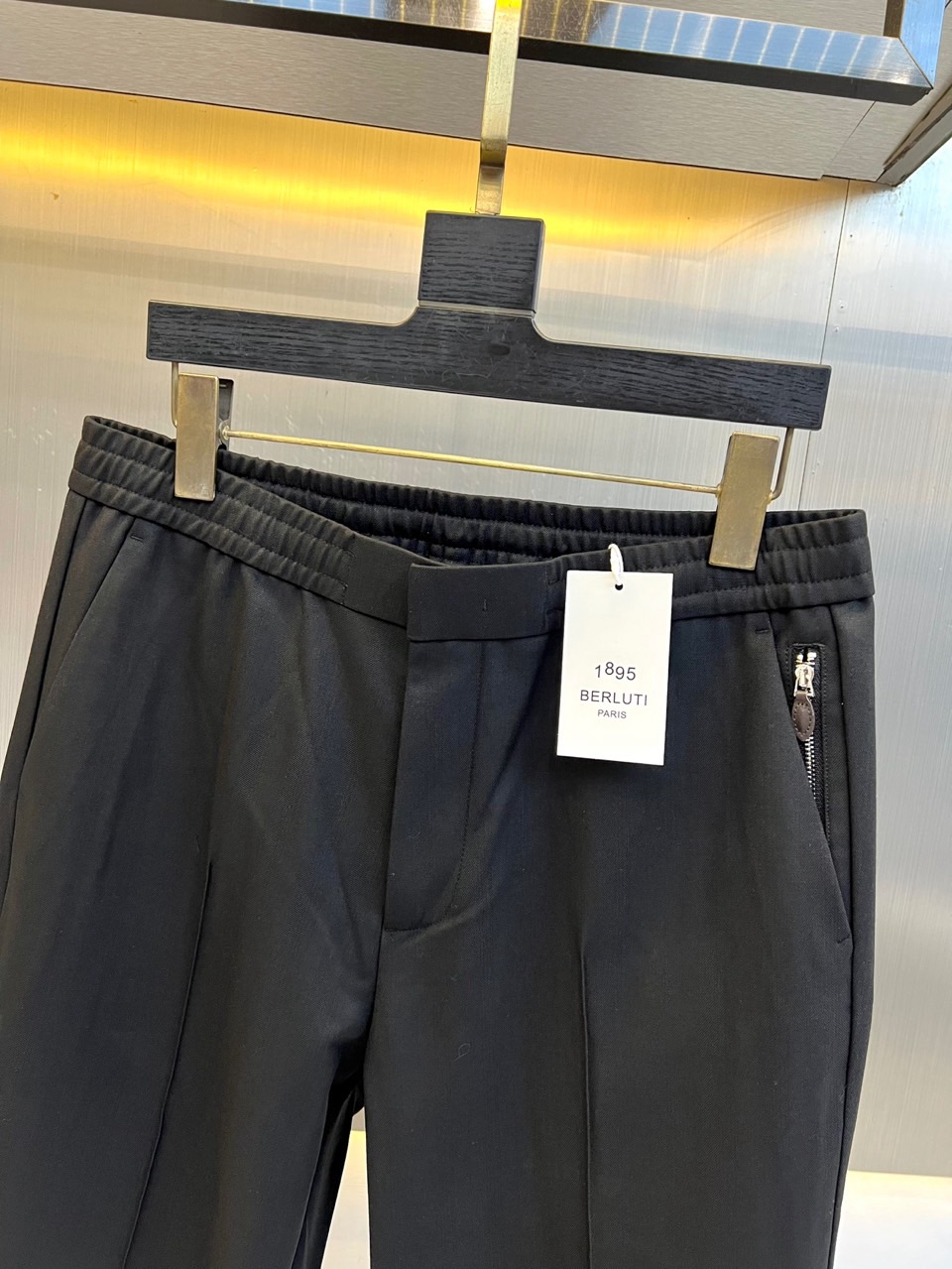 BERLUTI 布鲁提、2026秋冬新品男士松紧垂感西裤。 通勤不想被硬挺正装束缚的一定要试试这条！ 轻商务休闲风格，利